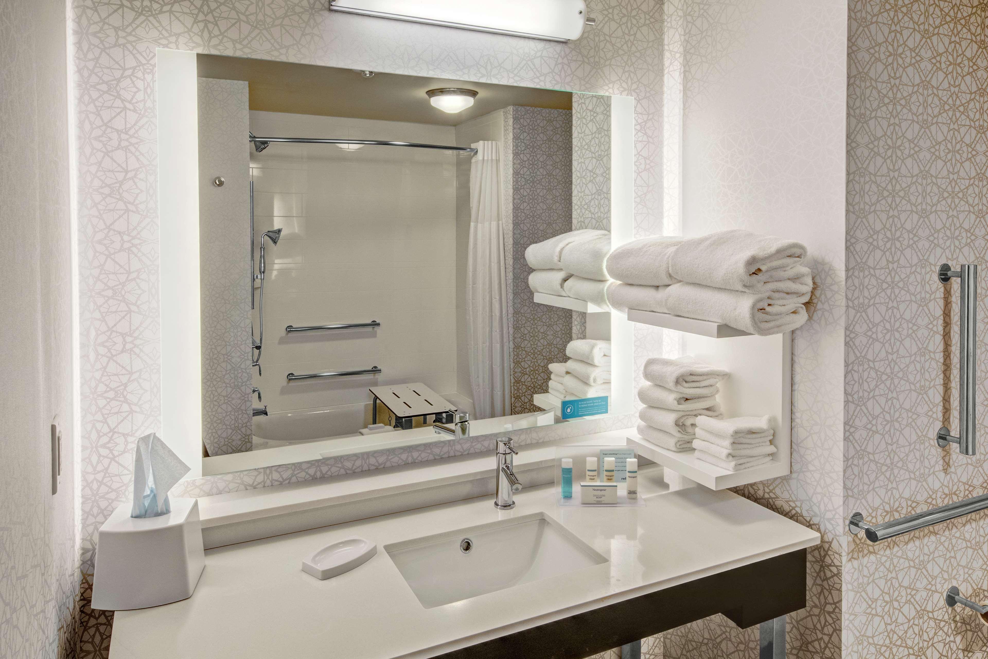 Hampton Inn Fresno Airport Bagian luar foto