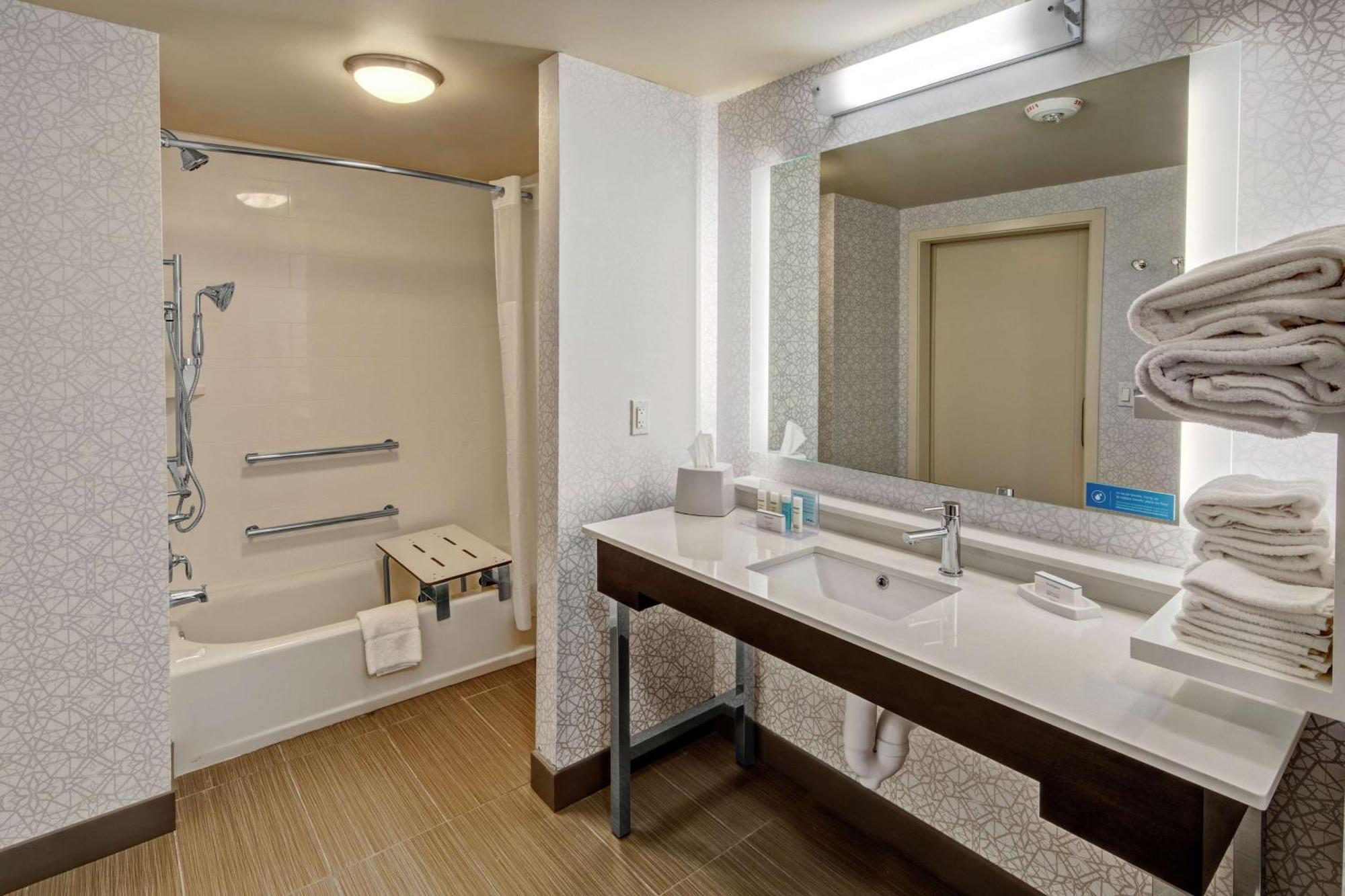 Hampton Inn Fresno Airport Bagian luar foto