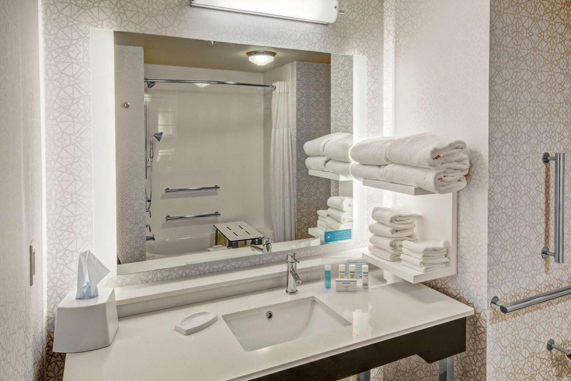 Hampton Inn Fresno Airport Bagian luar foto