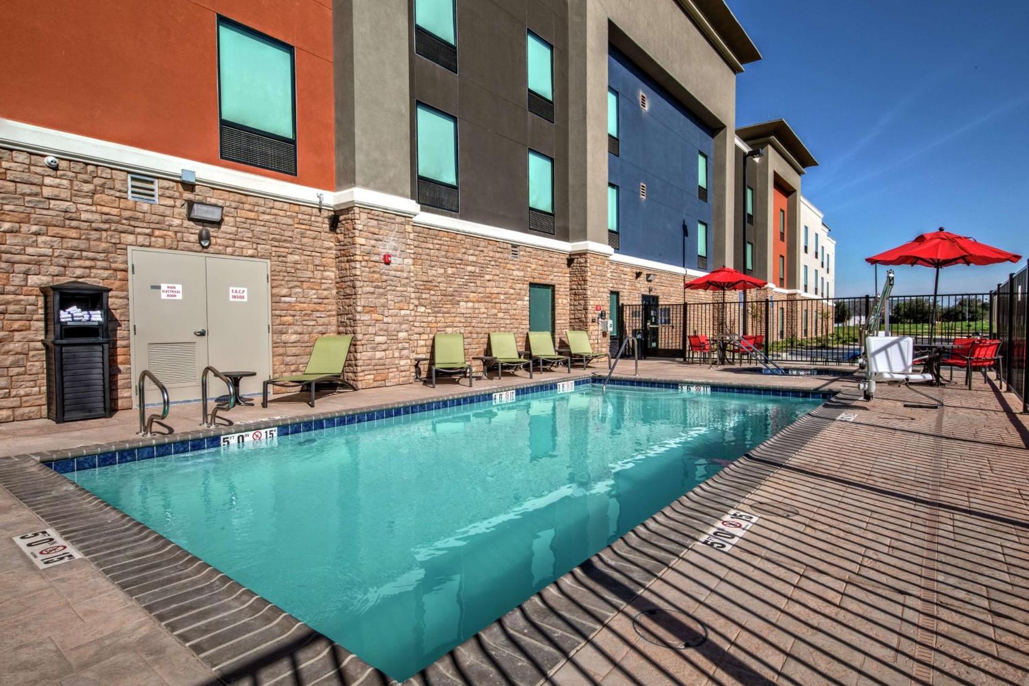 Hampton Inn Fresno Airport Bagian luar foto