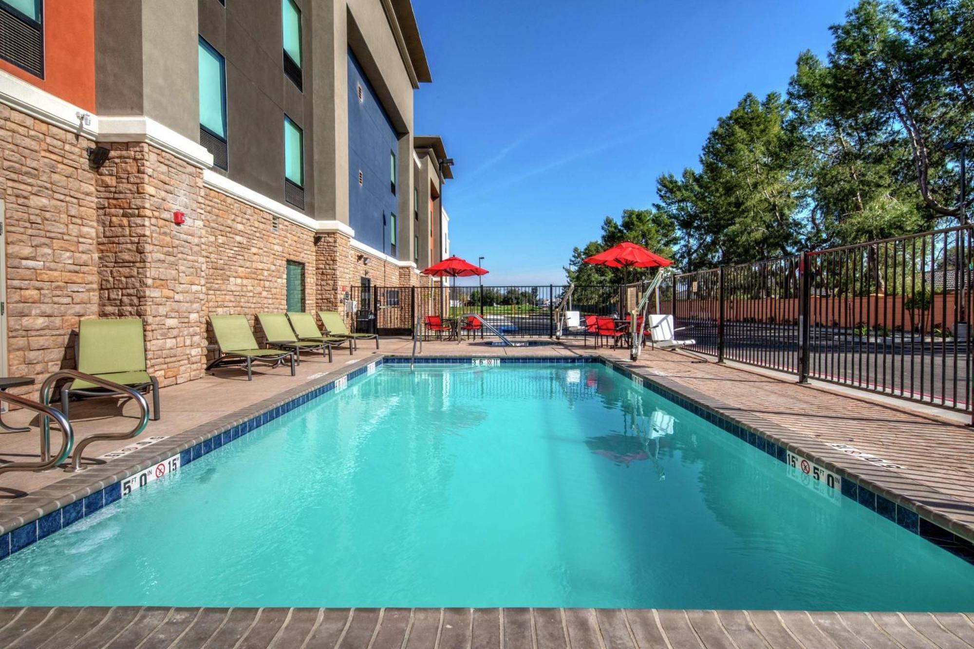 Hampton Inn Fresno Airport Bagian luar foto