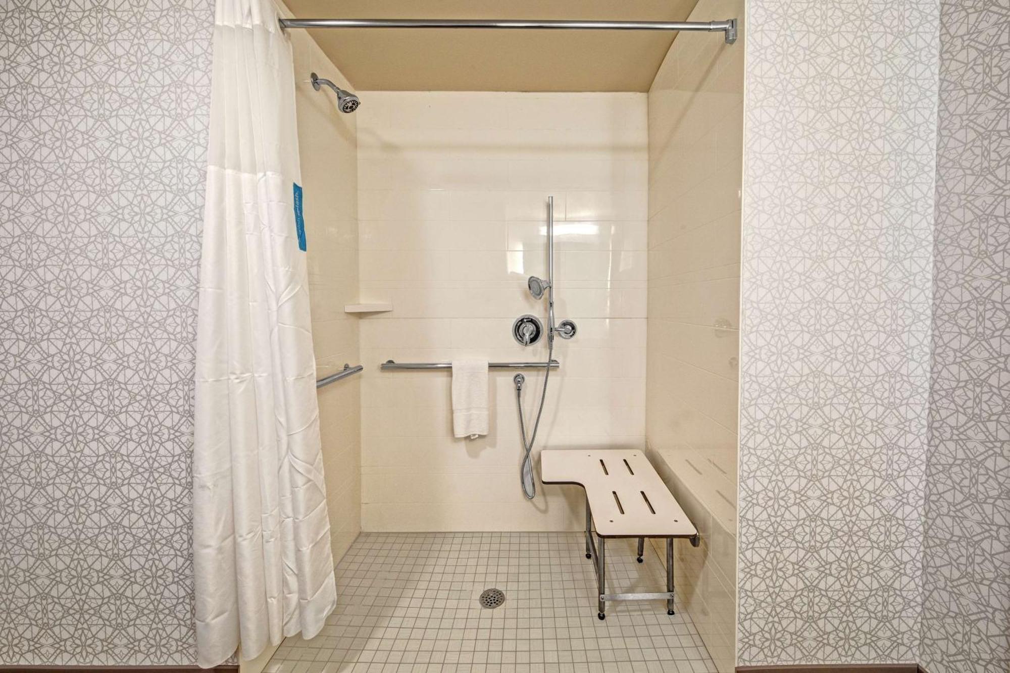 Hampton Inn Fresno Airport Bagian luar foto